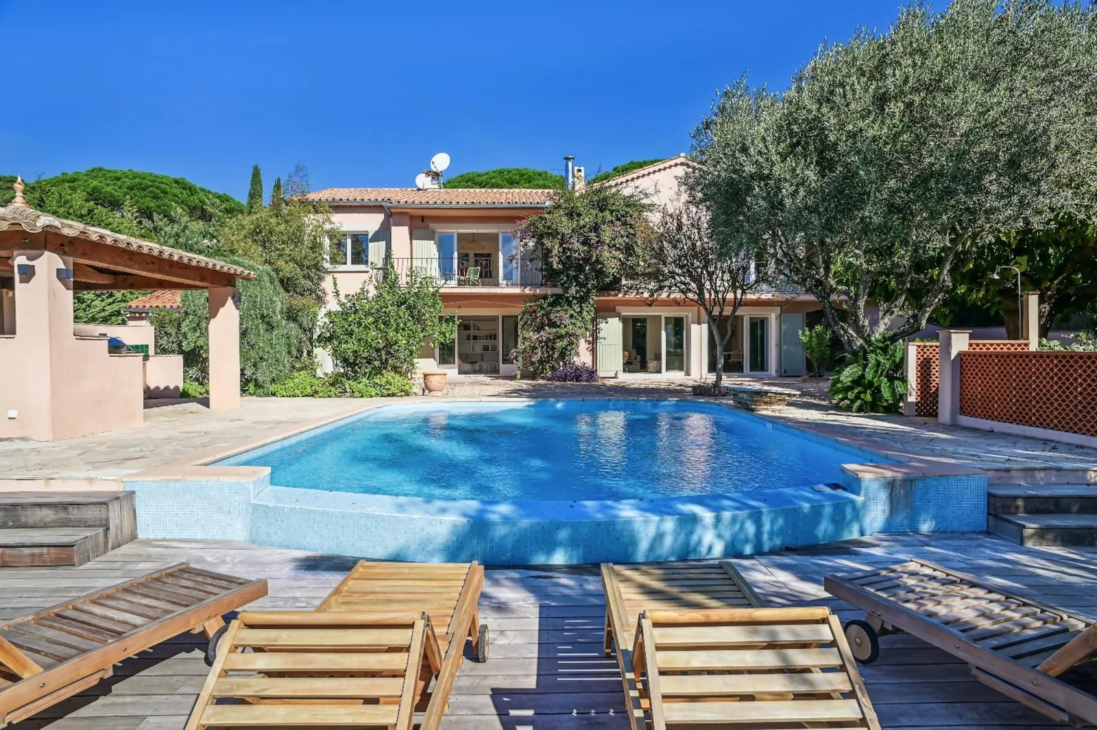 La piscine et la villa, depuis la terrasse