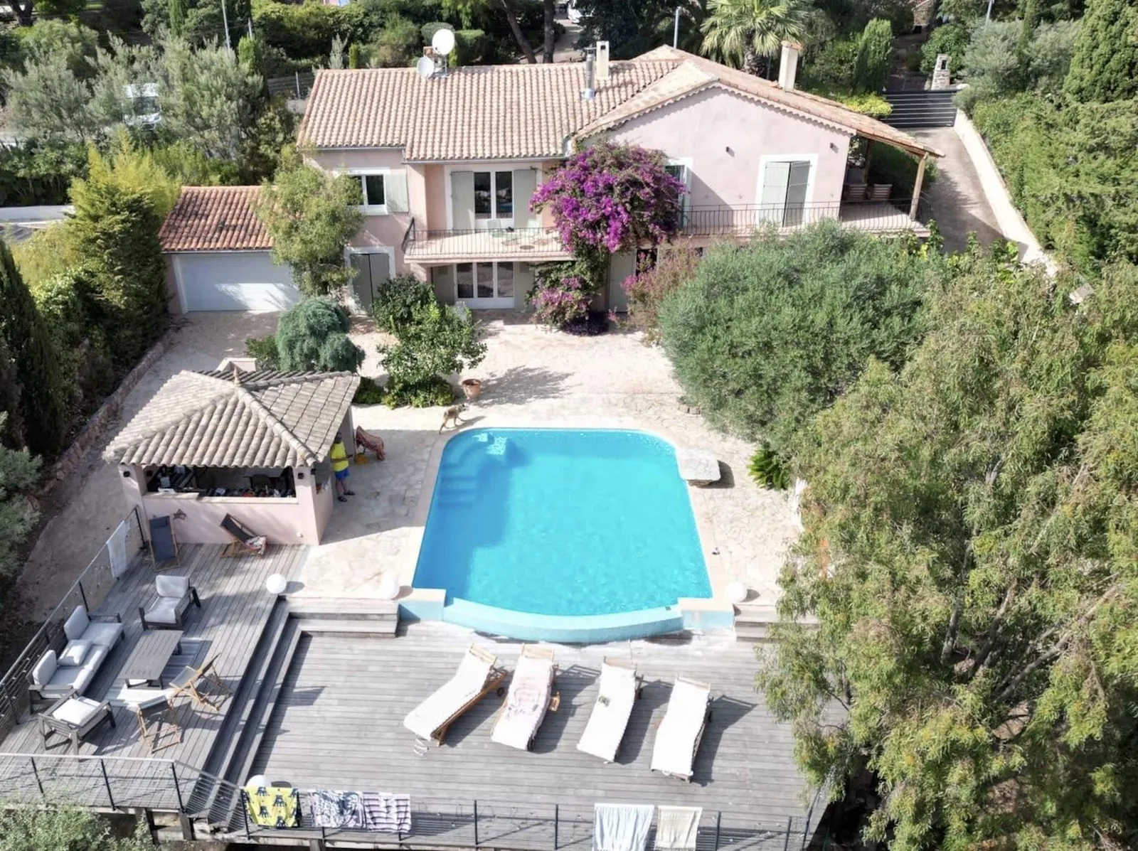 La villa, la piscine et le jardin vus du ciel