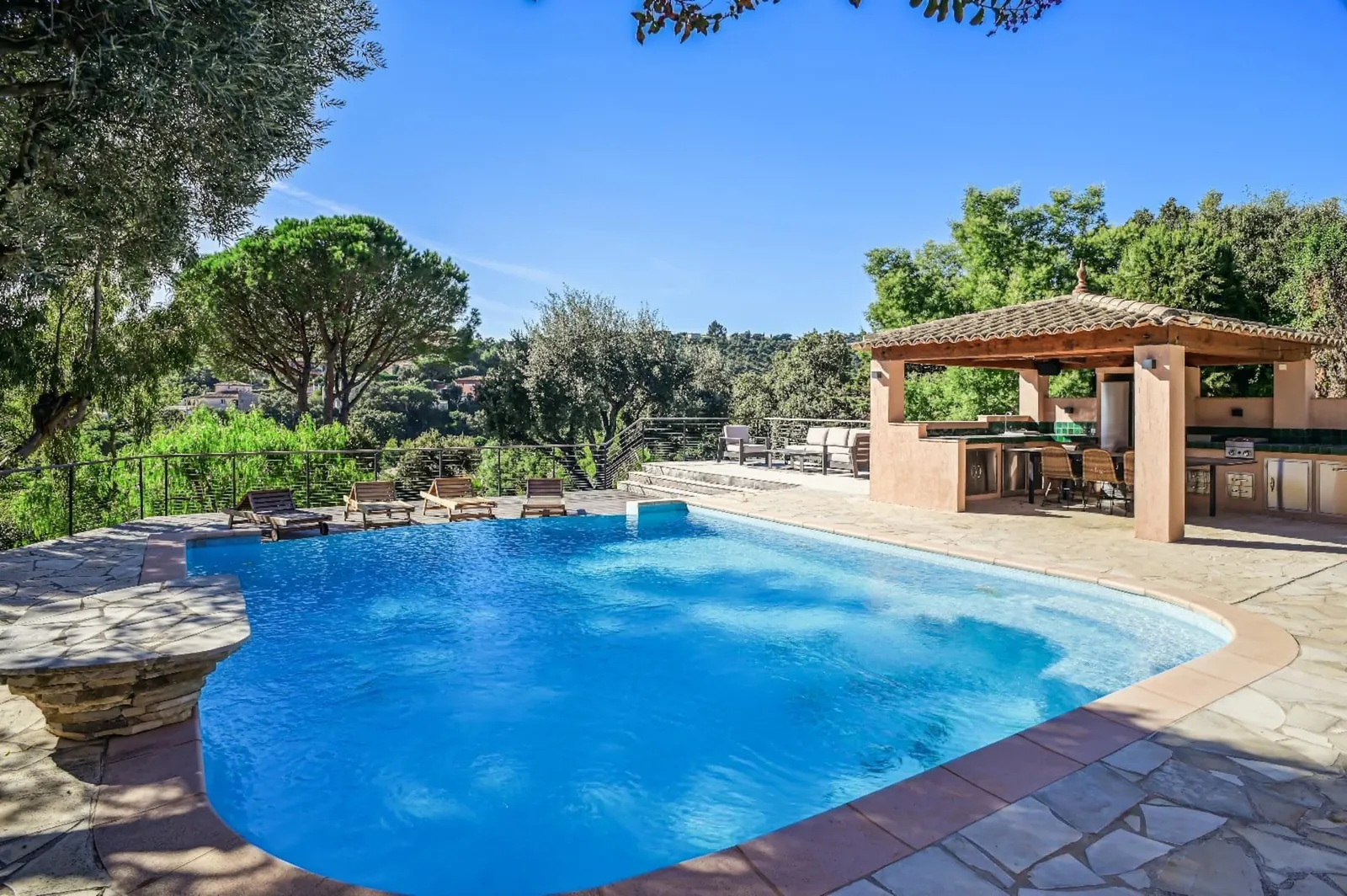 La piscine et le pool-house