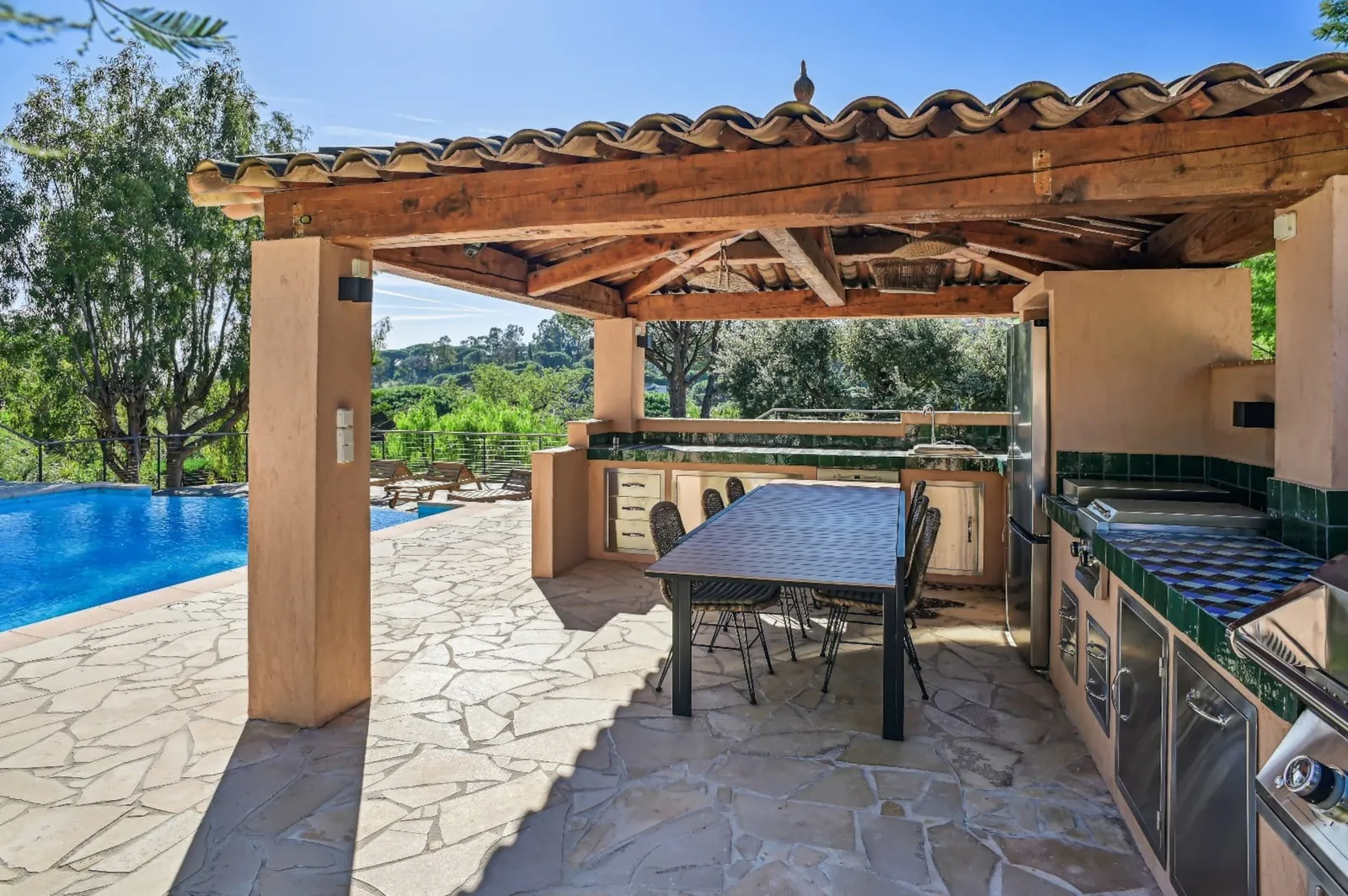 Le pool-house et sa cuisine d'été