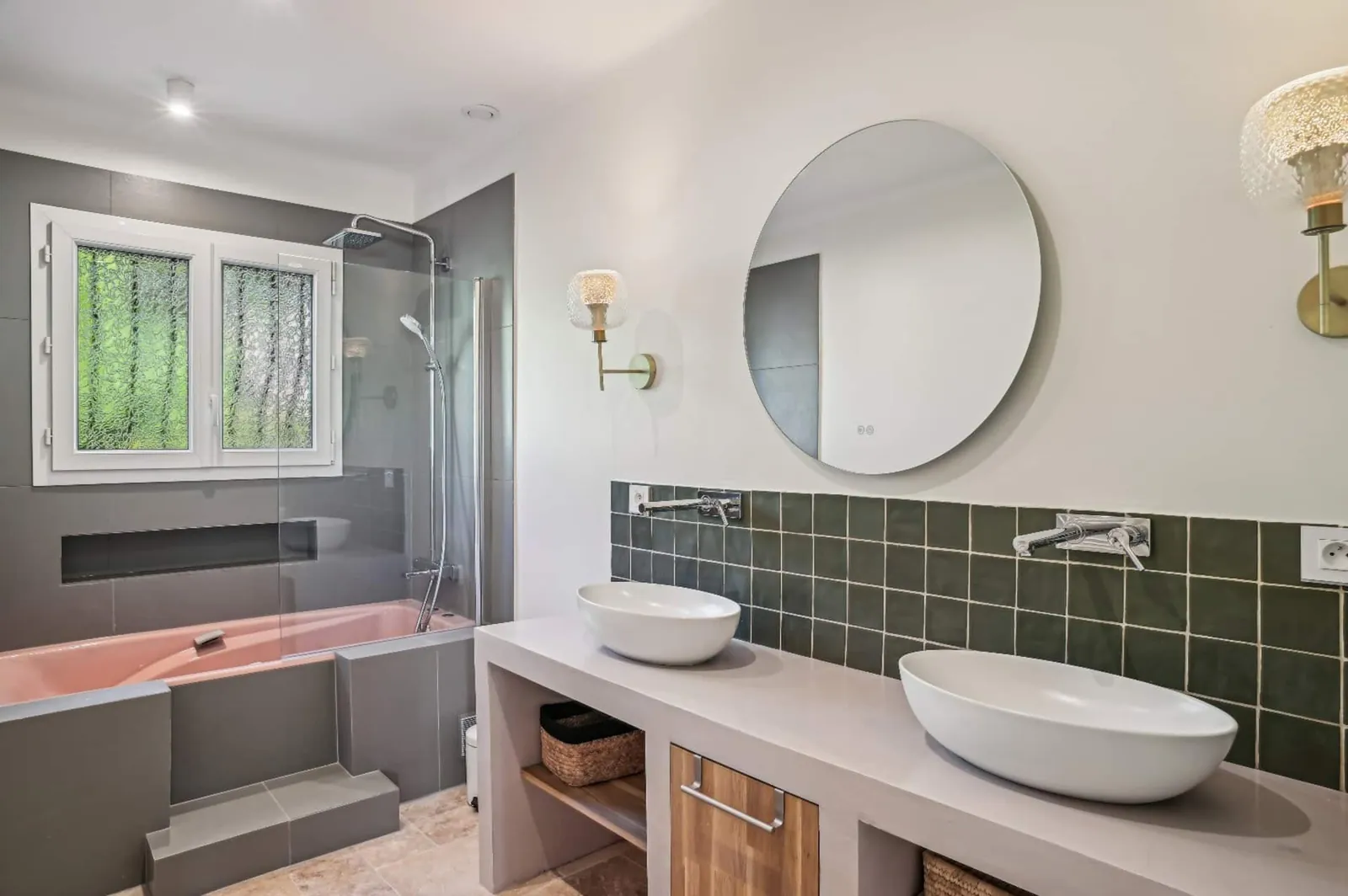 La salle de bain, baignoire et double vasque