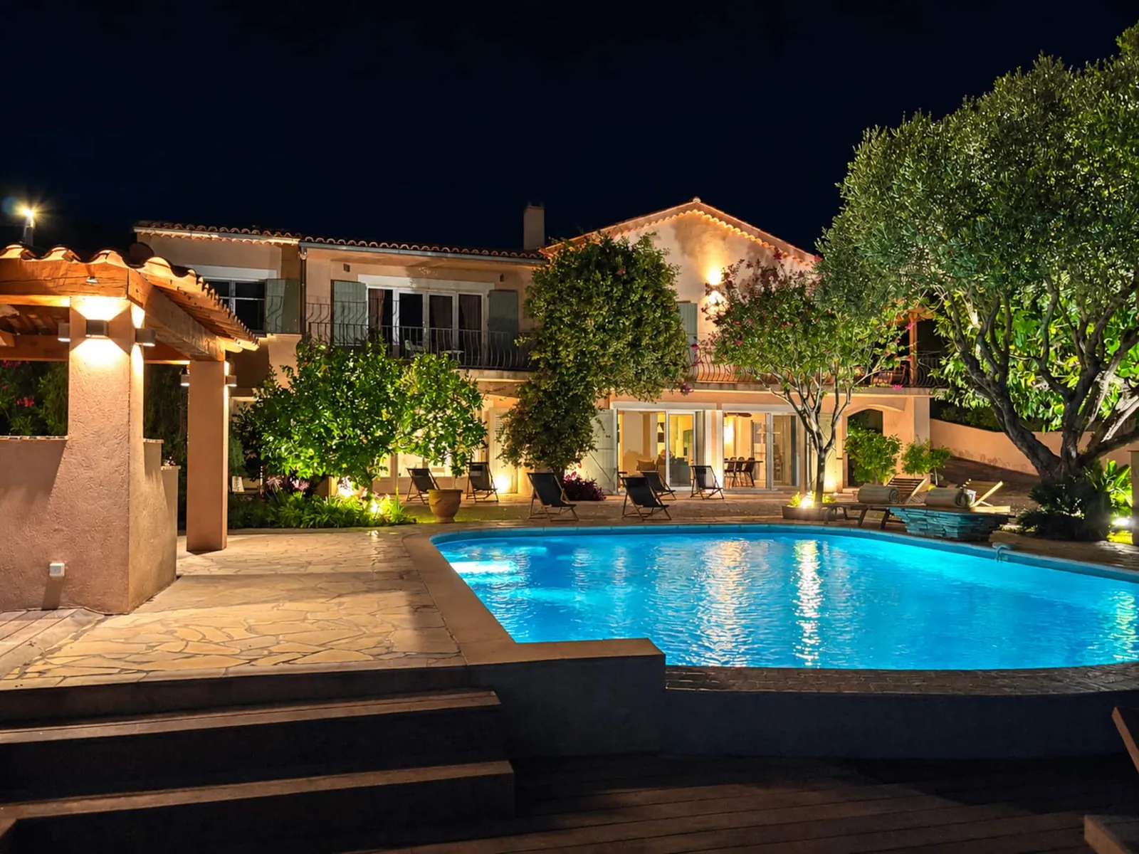 La villa et la piscine, le soir