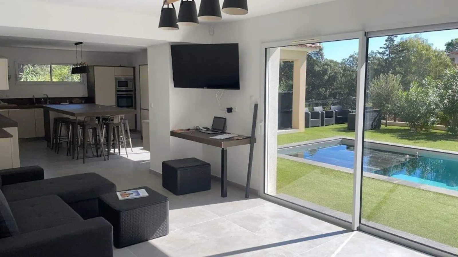 Le salon, ouvert sur la piscine