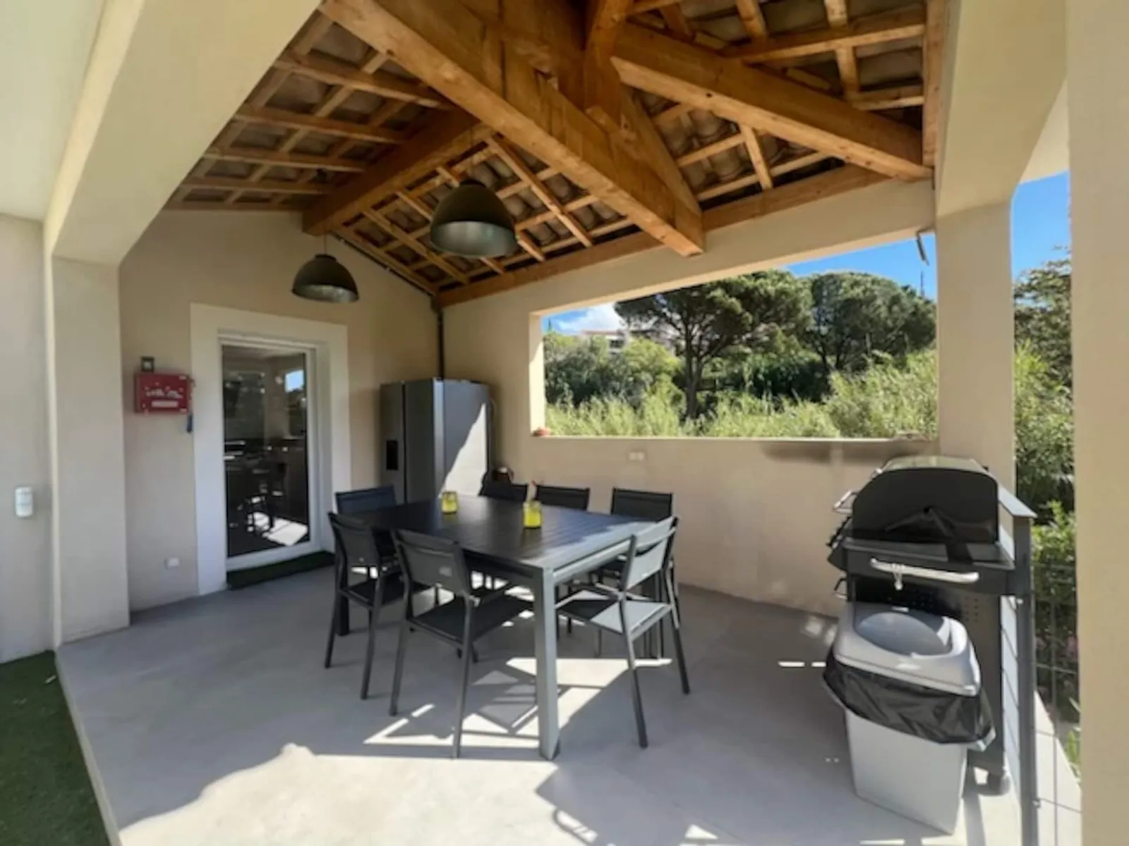 Le pool-house et sa terrasse couverte