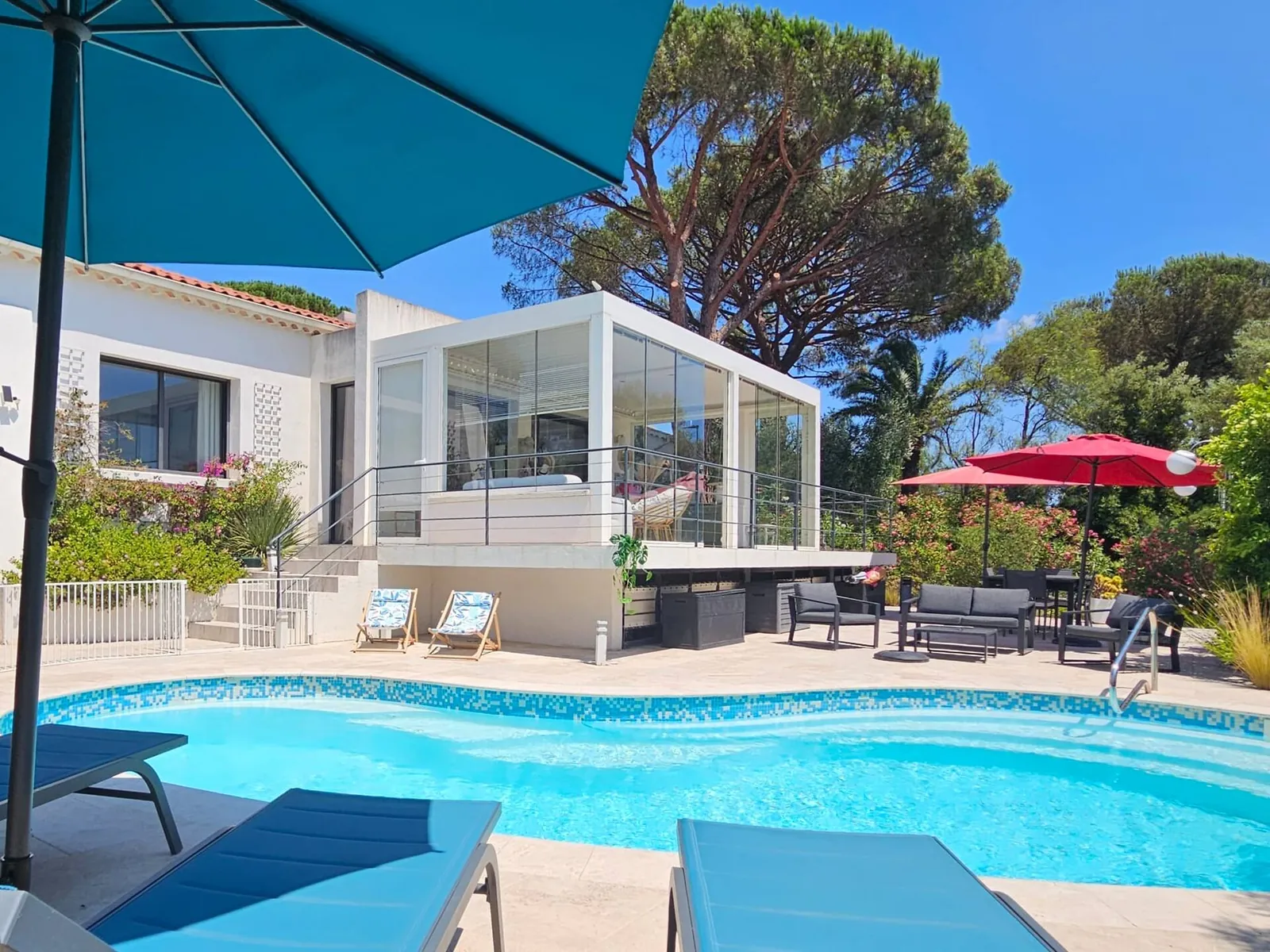 La villa, sa véranda et la piscine