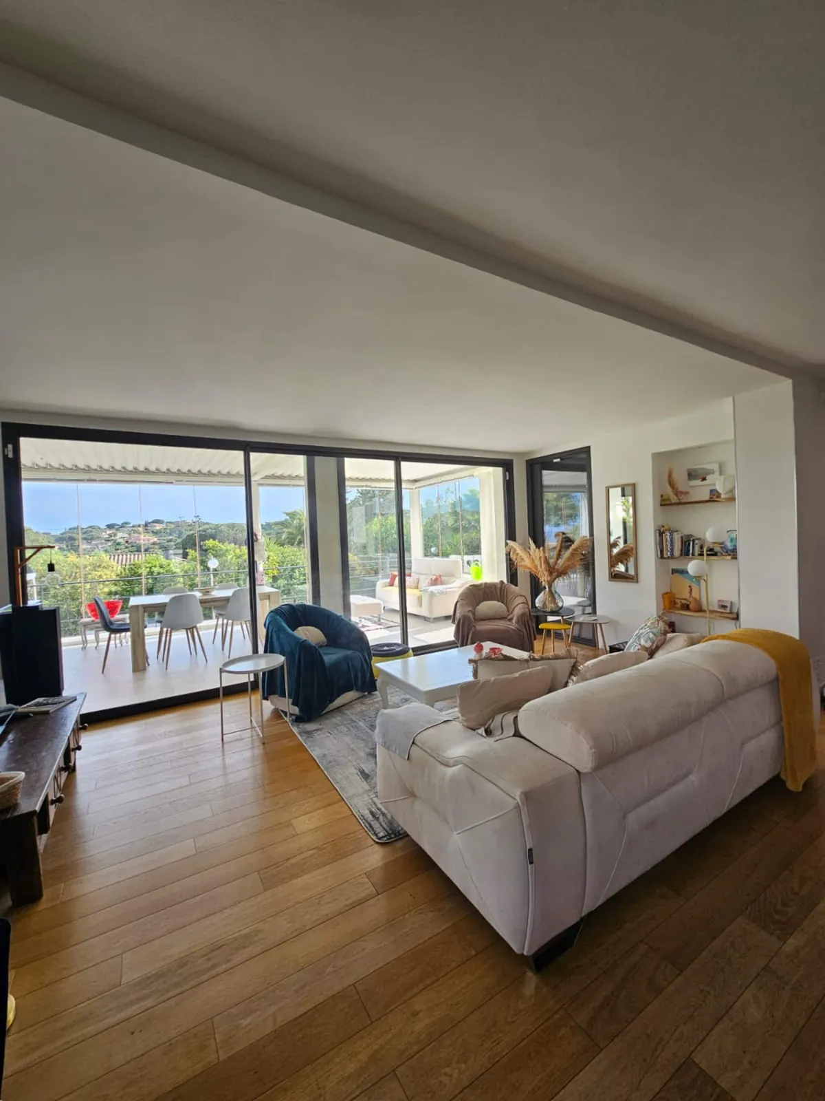 Le salon, ouvert sur la vue