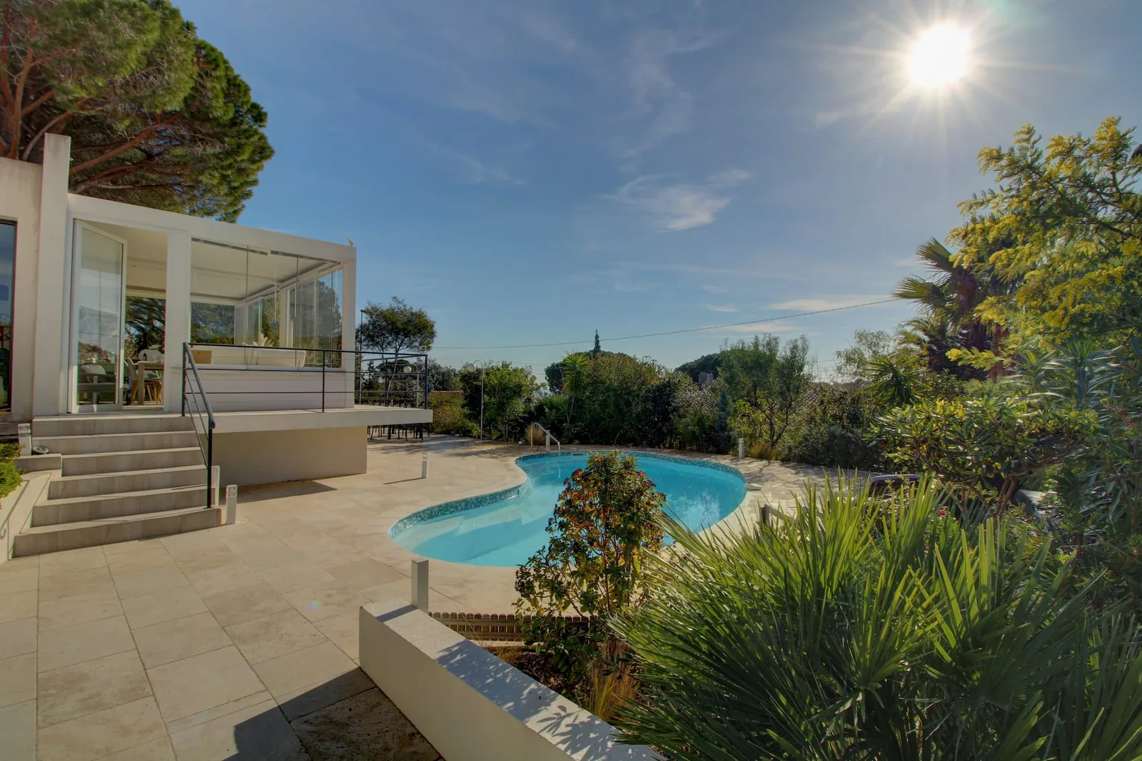 La piscine et le jardin