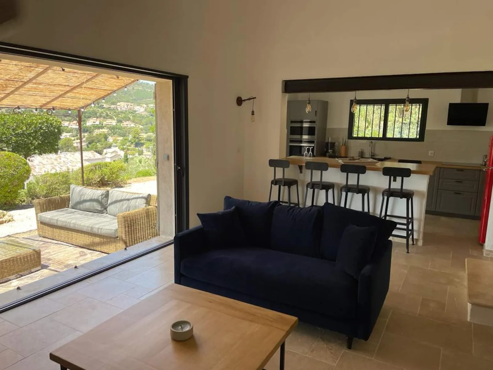 Le salon, ouvert sur la terrasse et la cuisine