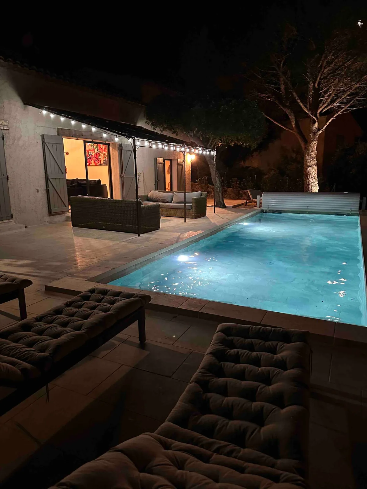 La piscine éclairée, le soir