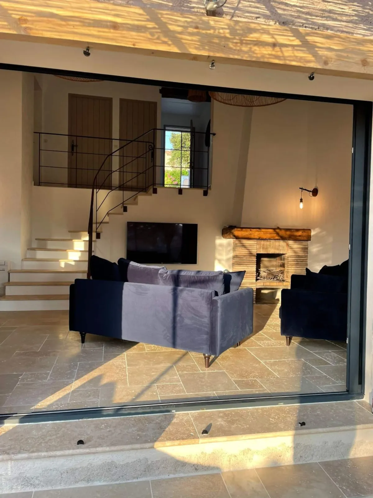 Le salon, la cheminée et la mezzanine