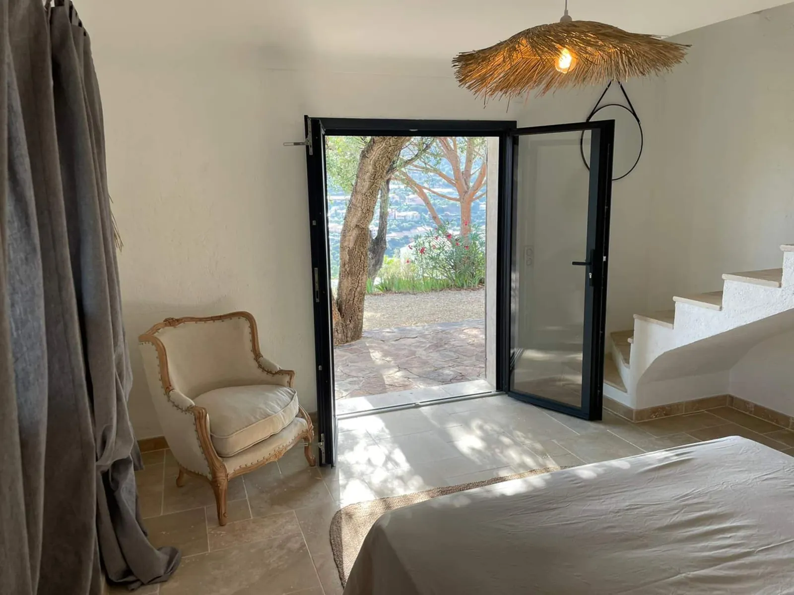 La chambre 2, ouverte sur le jardin