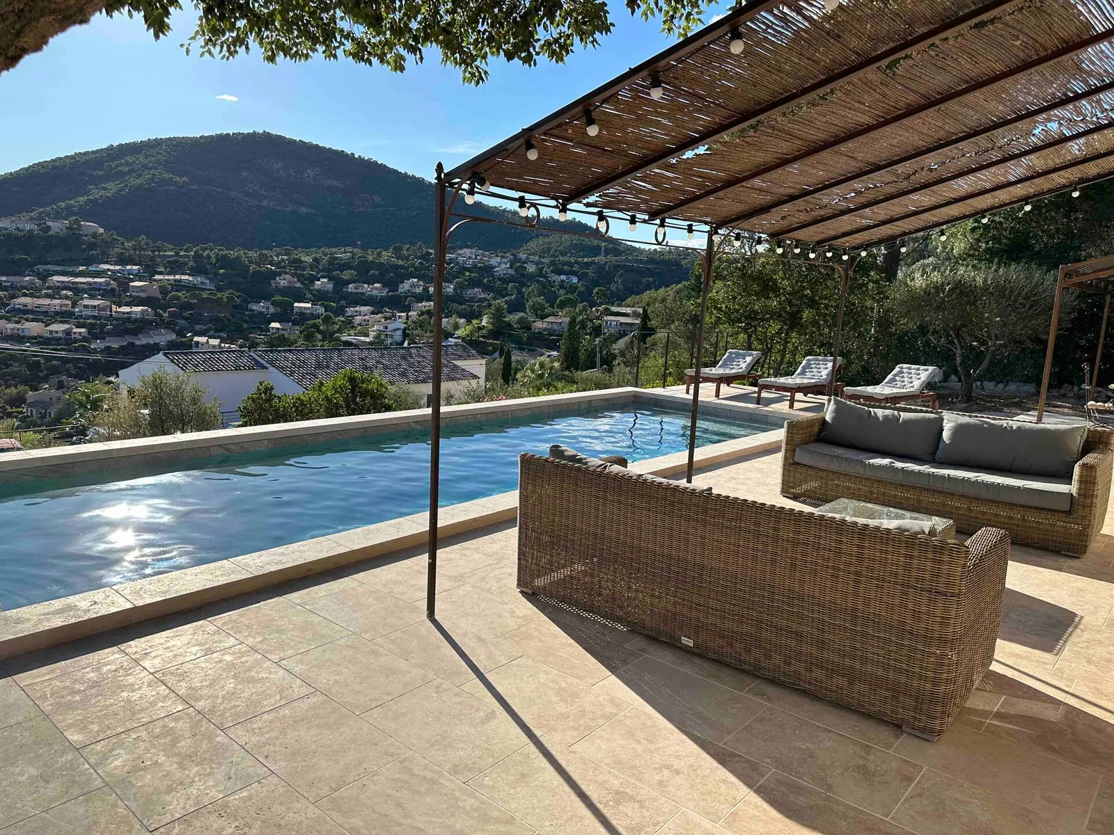 La piscine, la pergola et la vue sur les collines