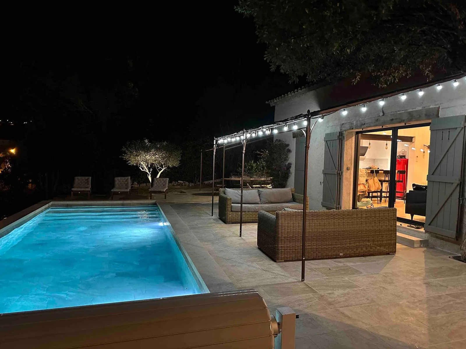 La piscine et la terrasse, le soir