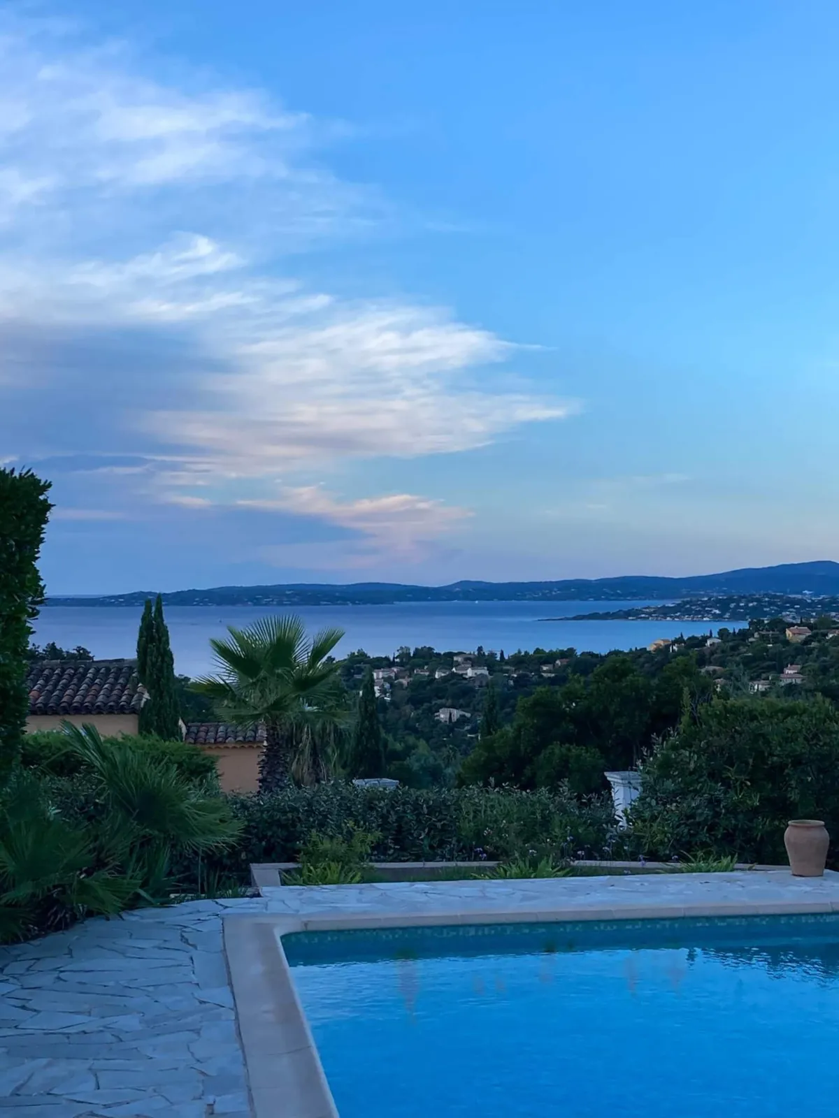 La piscine et la vue sur la baie