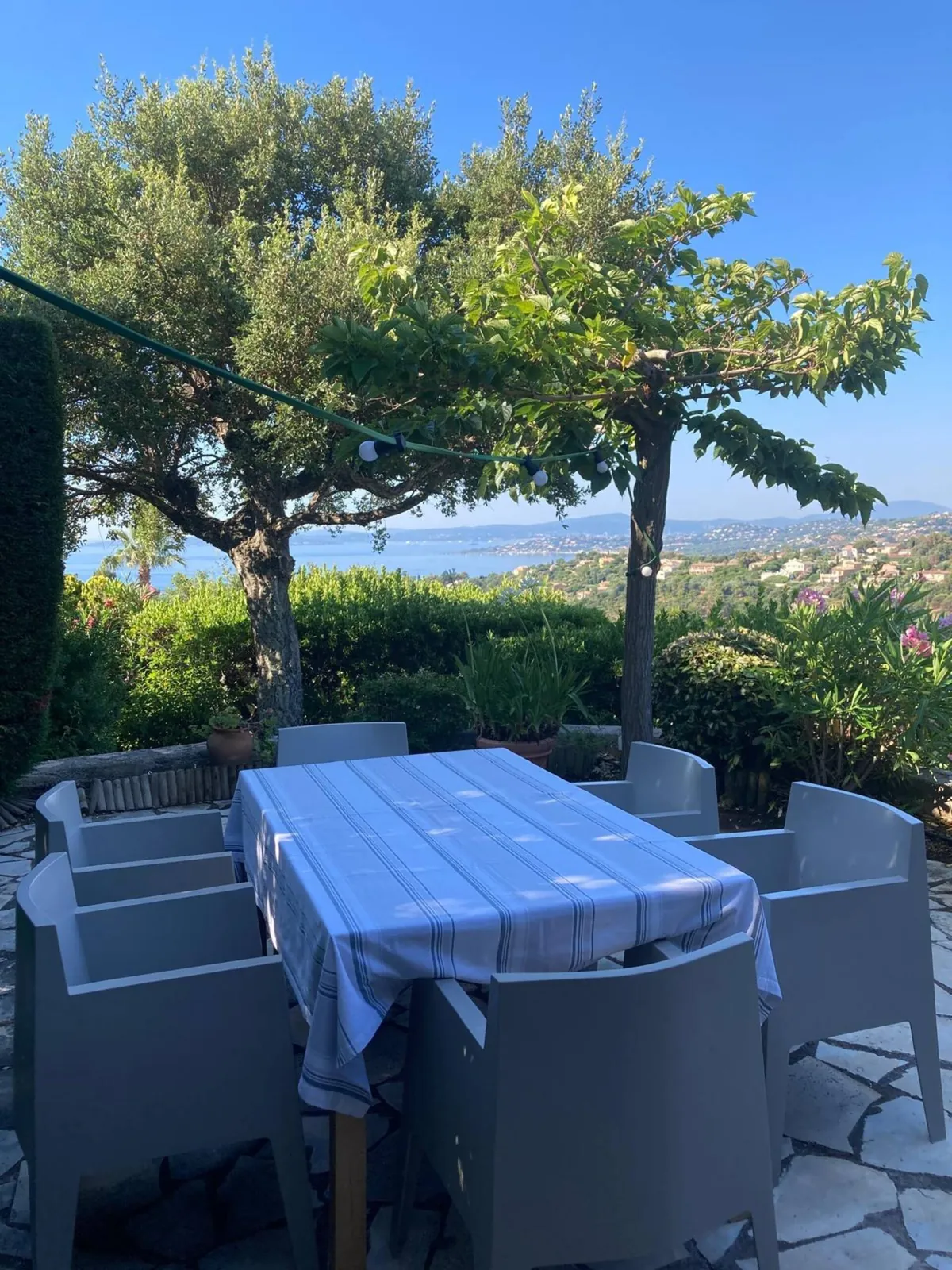 La table de la terrasse, sous la treille, face à la mer