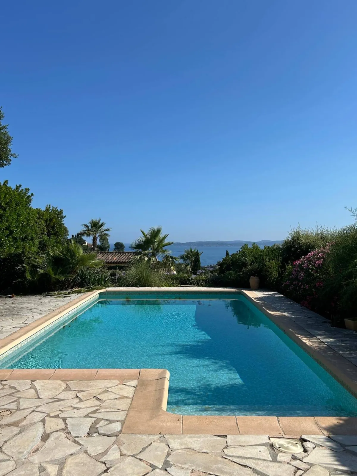 La piscine, face à la mer