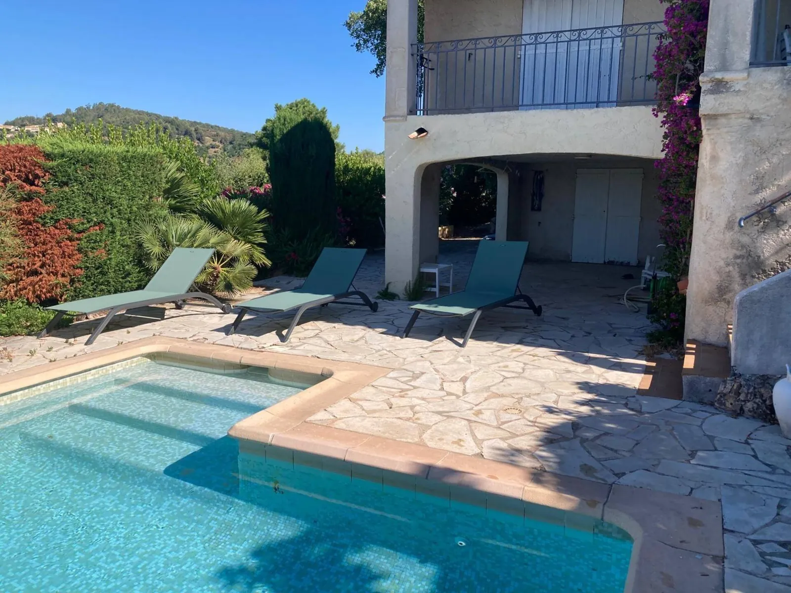 La piscine et ses transats