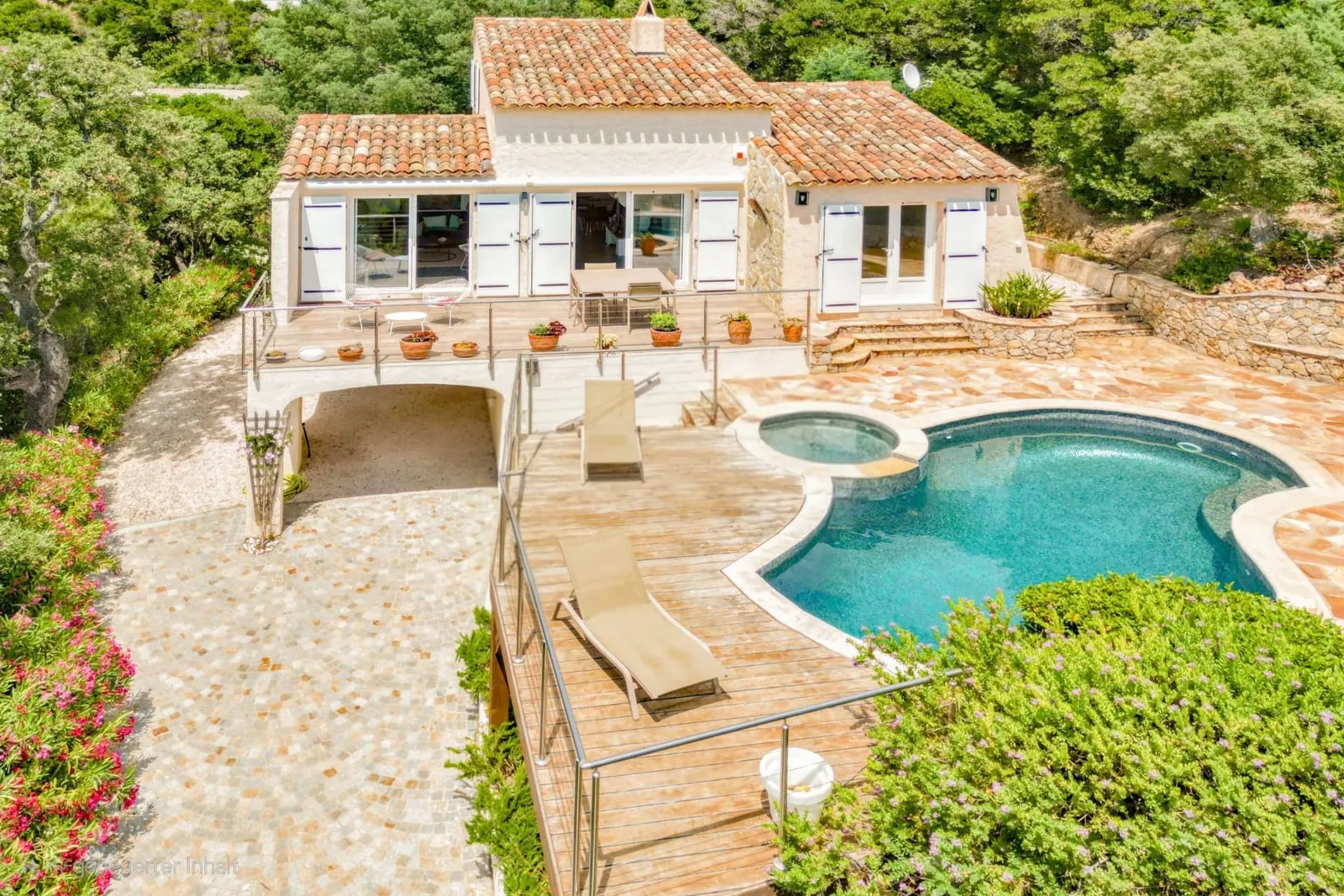La villa, la piscine et le spa vus du ciel