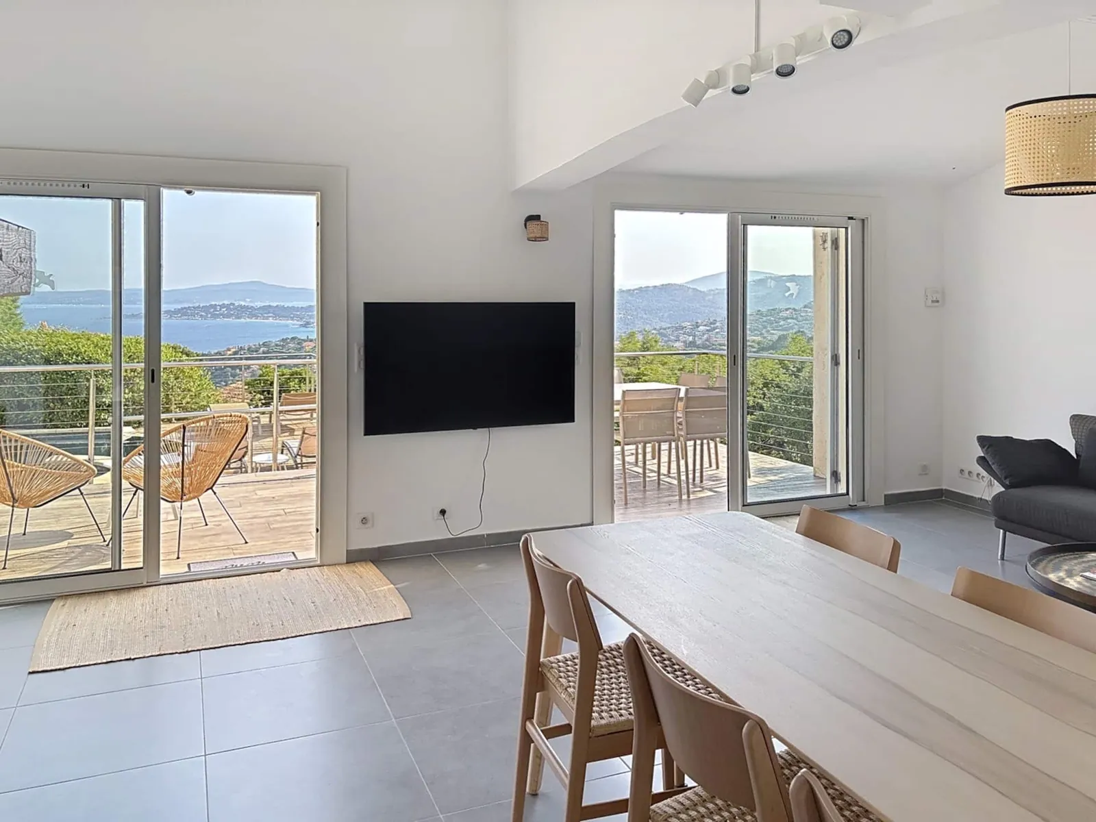 La salle à manger et la vue sur la mer