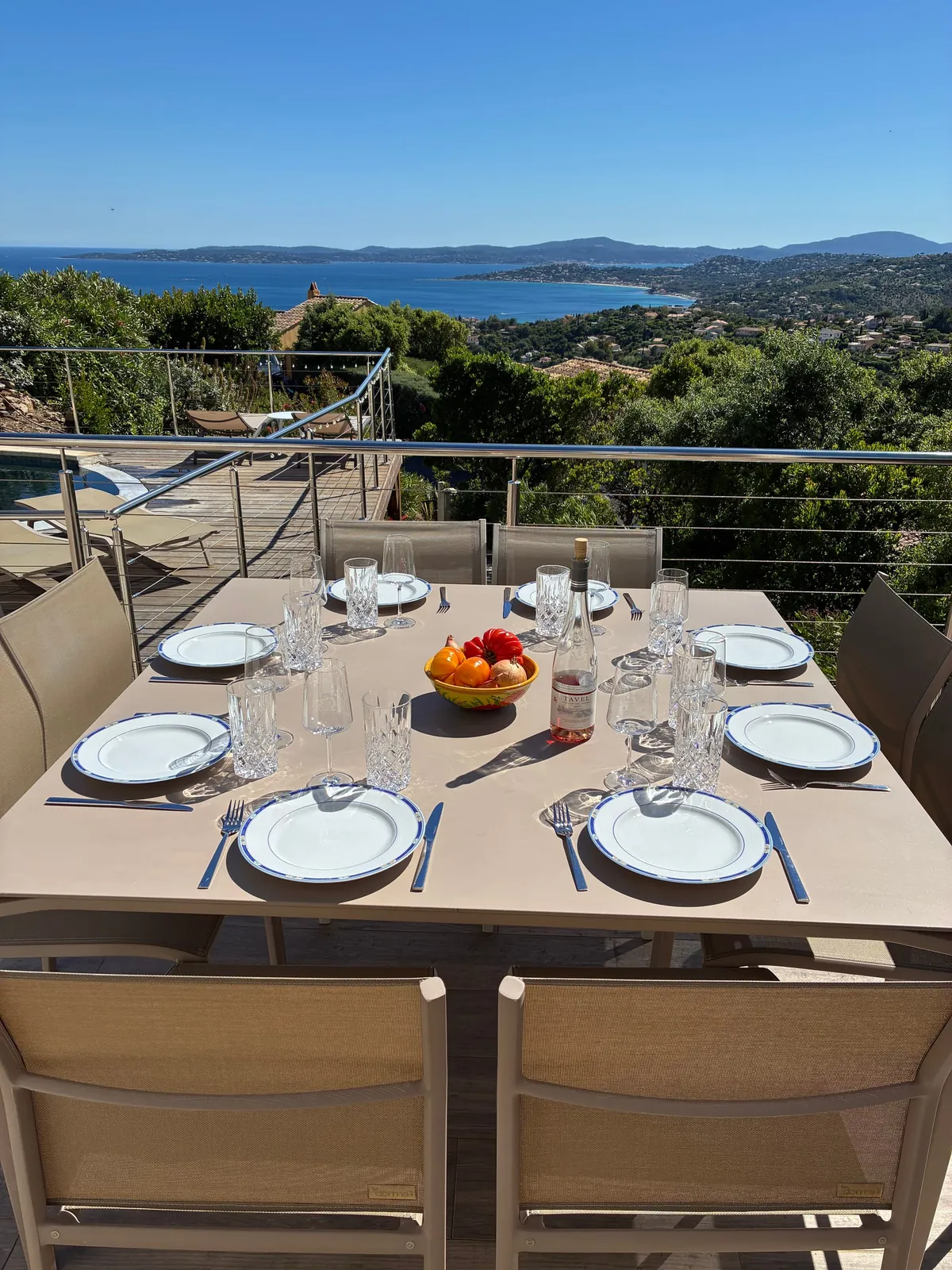 La table de la terrasse, face à la baie