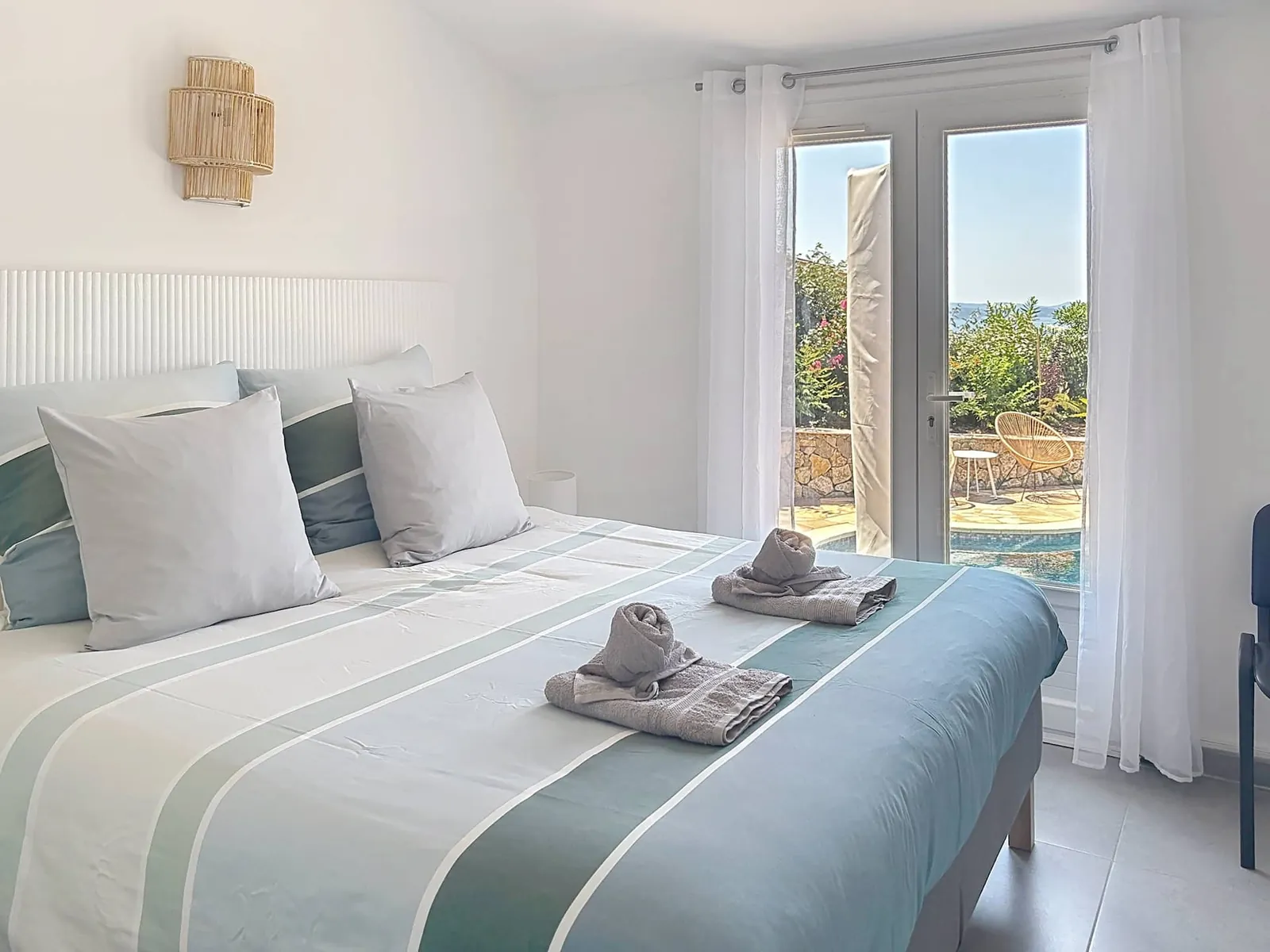 La chambre 2, ouverte sur le jardin