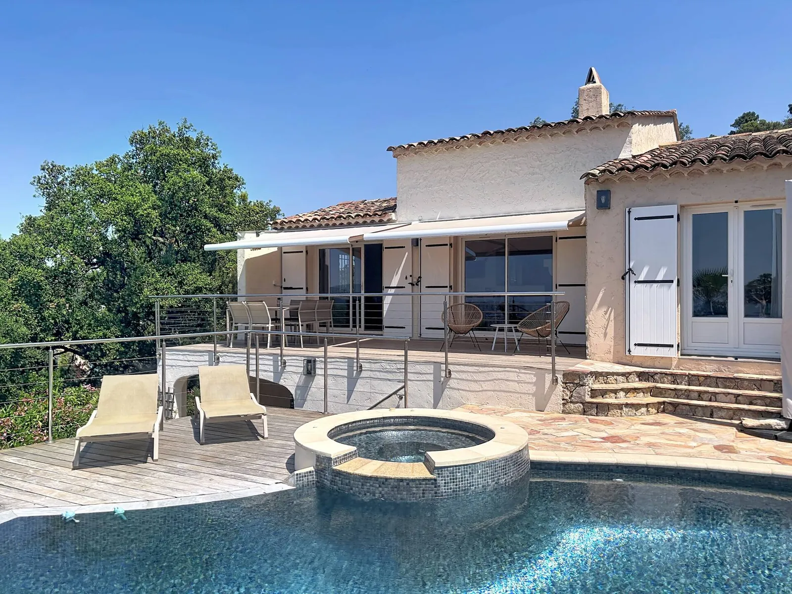 La terrasse, la piscine et le spa