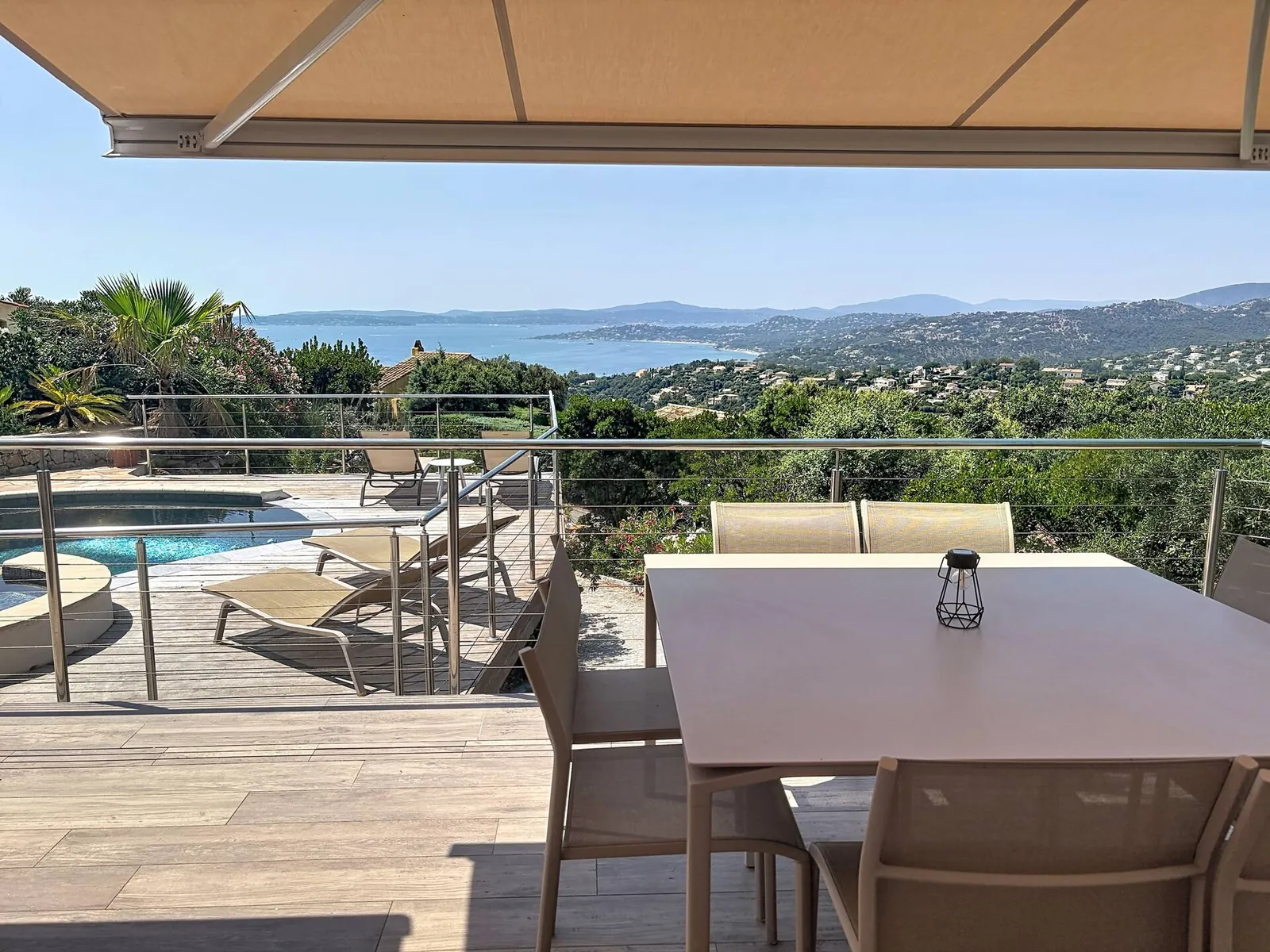 La terrasse et la vue sur la baie