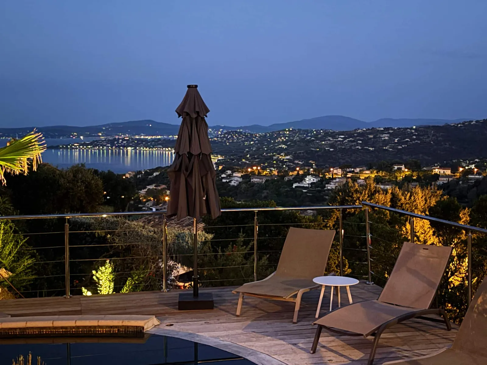 La terrasse et la baie, à la tombée du jour