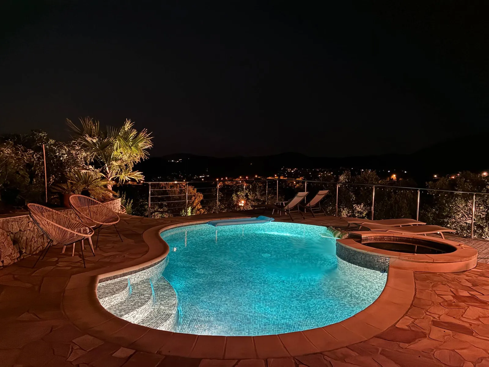 La piscine éclairée, le soir